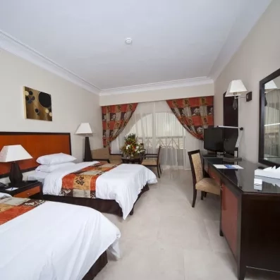 Chambre double spacieuse et élégante avec deux lits simples, séjour idéal pour un voyage à Hurghada.