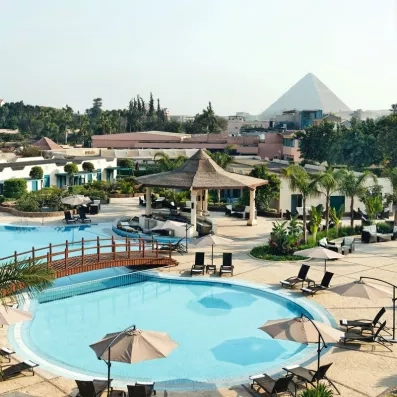 Vue spectaculaire sur les pyramides depuis la piscine de l'hôtel Cairo Pyramids 5, destination mythique.