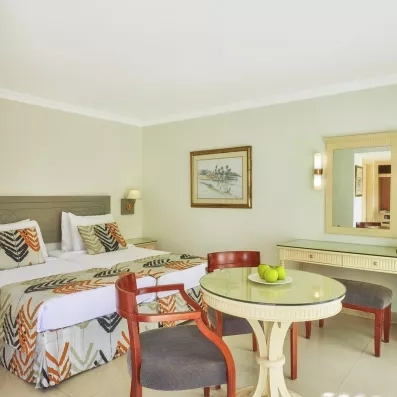 Chambre élégante de l'hôtel Cairo Pyramids 5 au Caire, idéale pour un séjour confort en Égypte.