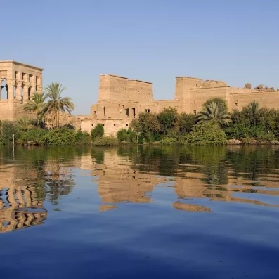 Temple de Philae reflété sur les eaux du Nil, monument historique incontournable d'une croisière en Égypte.