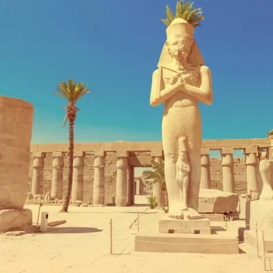 Statue monumentale du pharaon Ramsès II au temple de Louxor, trésor de l'architecture antique égyptienne.