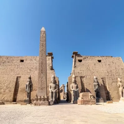 Entrée monumentale du temple de Louxor avec son obélisque, étape culturelle phare d'une croisière sur le Nil.