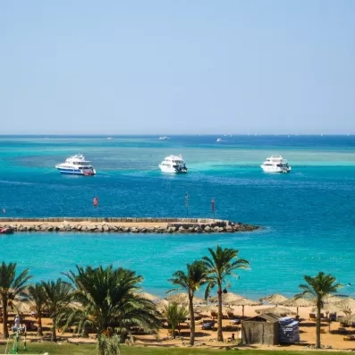 Bateaux de plaisance sur les eaux turquoise de la mer Rouge, détente et farniente à Hurghada.
