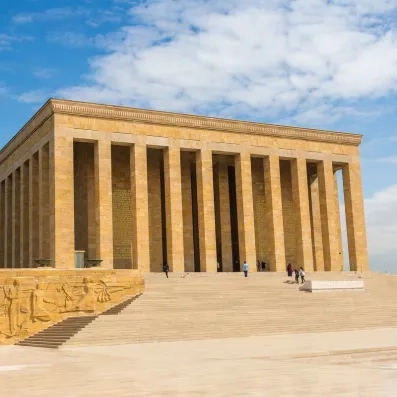 Le mausolée monumental de Mustafa Kemal Atatürk, avec ses colonnades massives.