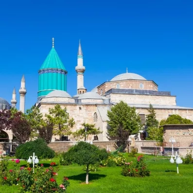 Le célèbre dôme turquoise cannelé se dresse au-dessus de ce haut lieu de spiritualité.