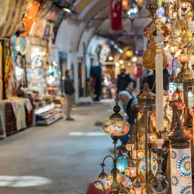 Une allée voûtée scintillante où pendent des lanternes artisanales.