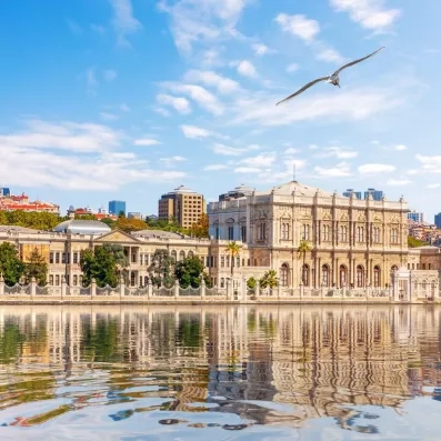 La façade d'un palais européen se reflète dans les eaux scintillantes du Bosphore.