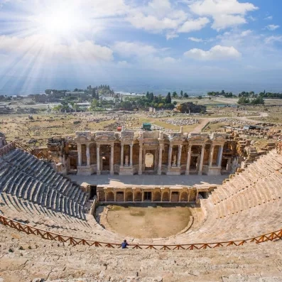 Un impressionnant amphithéâtre antique dont la scène sculptée domine les plaines.