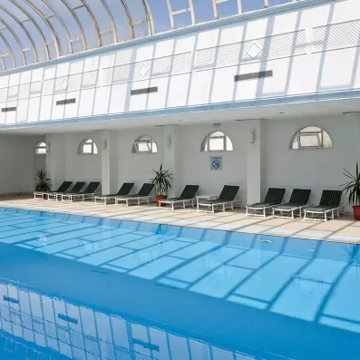 Deux terrains de tennis extérieurs entourés de palmiers pour les sportifs en vacances à l'hôtel à Djerba.