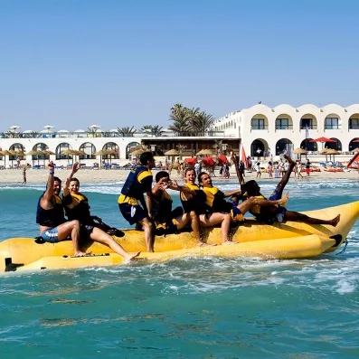 Club enfants coloré et ludique proposant des animations et jeux encadrés pour des vacances familiales à Djerba.