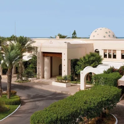Vue aérienne de l'architecture orientale avec dôme blanc et jardins soignés du Sentido Djerba Beach.