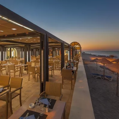 Grande salle de restaurant lumineuse au design moderne et épuré pour vos repas au Sentido Djerba Beach.