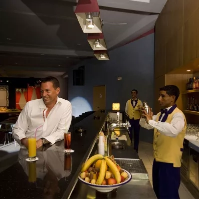 Présentation soignée de desserts gourmands et pâtisseries fines servis lors du buffet de l'hôtel à Djerba.