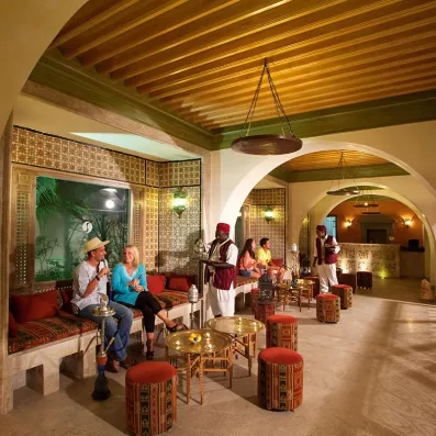 Espace buffet convivial avec un large choix de plats frais pour une expérience culinaire complète en Tunisie.