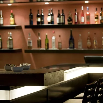 Terrasse extérieure ombragée pour déjeuner en plein air avec vue sur les jardins de l'hôtel Sentido.