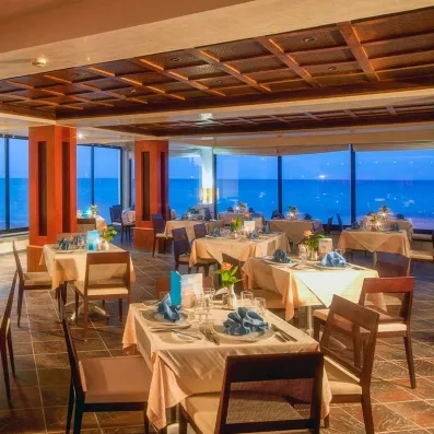 Décoration élégante d'une table dressée dans le restaurant thématique pour un dîner romantique au bord de mer.