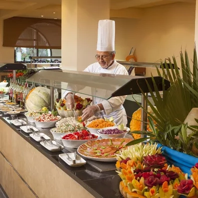 Buffet varié proposant une cuisine internationale et spécialités locales au restaurant principal de l'hôtel à Djerba.