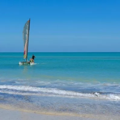 Balade en catamaran sur les eaux cristallines de la plage privée du Djerba Resort en Tunisie.