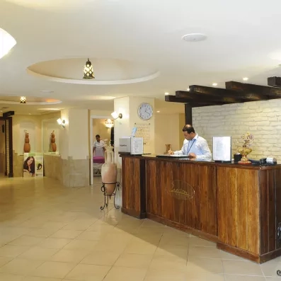 Accueil chaleureux à la réception du centre de spa et bien-être de l'hôtel Djerba Resort.