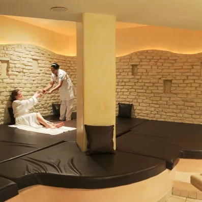 Espace de relaxation oriental avec thé traditionnel après un soin au spa du Djerba Resort.