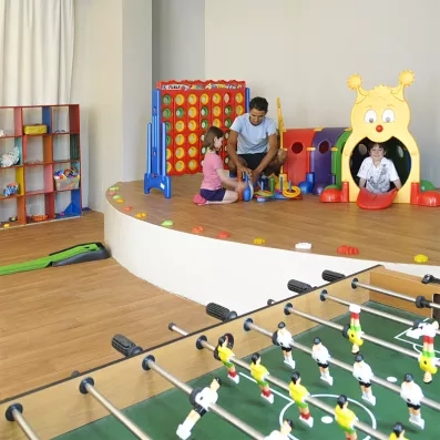 Enfant et animateur jouant au puissance quatre géant dans le club enfant du Djerba Resort.