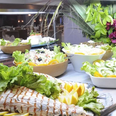 Buffet de salades fraîches et spécialités méditerranéennes décorées avec soin au restaurant de l'hôtel Djerba Resort.