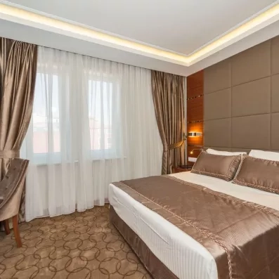 chambre avec un grand lit double