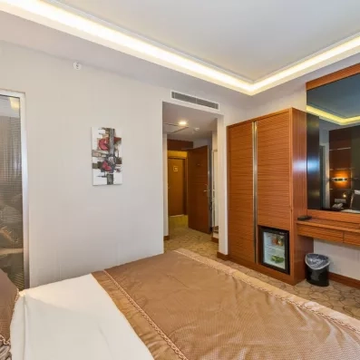 chambre avec un lit double et dressing