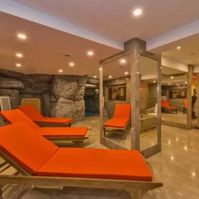 espace de détente avec des transats