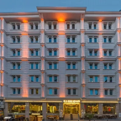 façade extérieur de l'hôtel avec porte d'entrée 