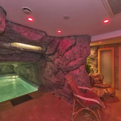 Espace détente du spa avec piscine et transats