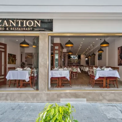 vue de l'extérieur sur la salle de restaurant