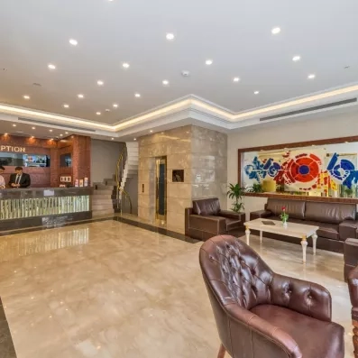 hall d'entrée avec comptoir de réception