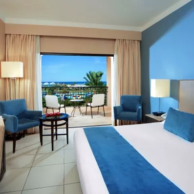 Chambre vue mer avec terrasse privée, confort luxe pour un séjour balnéaire au Jaz Aquamarine.