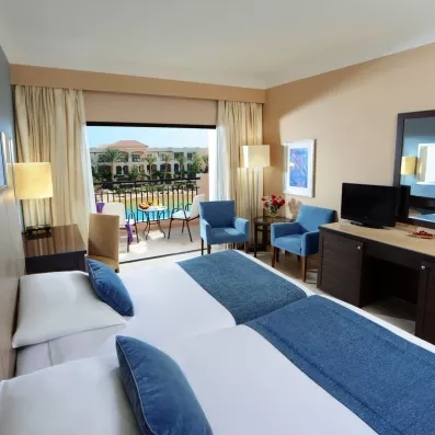 Chambre spacieuse avec lits jumeaux et vue sur piscine, hôtel familial Jaz Aquamarine, Hurghada