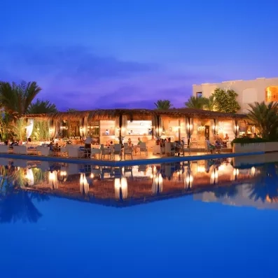 Bar de piscine illuminé au crépuscule, complexe hôtelier Jaz Aquamarine 5* luxe, Hurghada, Égypte.