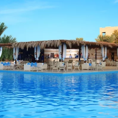 Bar de plage avec toit de chaume au bord de l'eau, vacances détente, Hurghada.