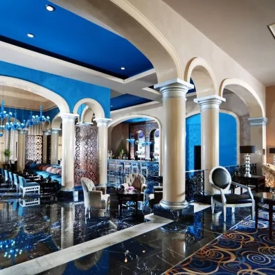 Bar luxueux bleu et or du Jaz Aquamarine Resort, architecture orientale moderne, salon élégant Hurghada Égypte.
