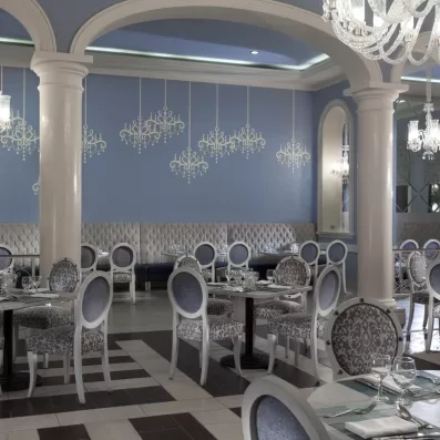 Salle de restaurant lumineuse Jaz Aquamarine Hurghada, colonnes blanches, décoration bleue, vacances de luxe Égypte.