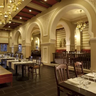 Restaurant traditionnel avec arches orientales au Jaz Aquamarine 5*, Hurghada, immersion culturelle et gastronomie égyptienne.