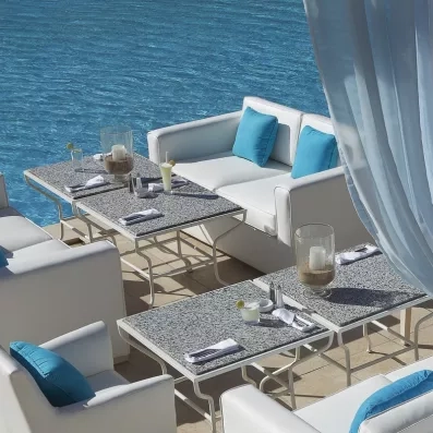 Terrasse lounge vue sur piscine turquoise Jaz Aquamarine Hurghada Égypte, cocktails, détente au bord de l'eau.