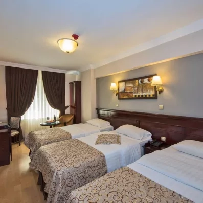 chambre triple avec trois lits simples