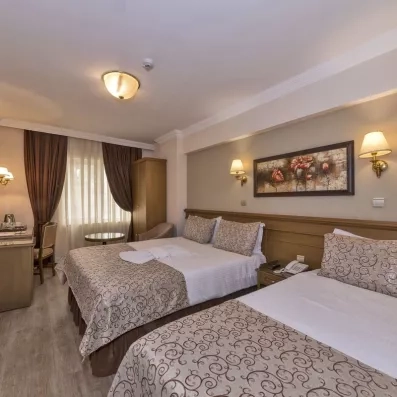 chambre avec deux lits doubles