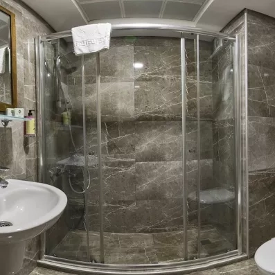 salle de bain avec une grande douche en marbre