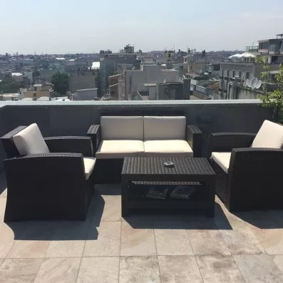 vue de la terrasse avec fauteuils et canapés