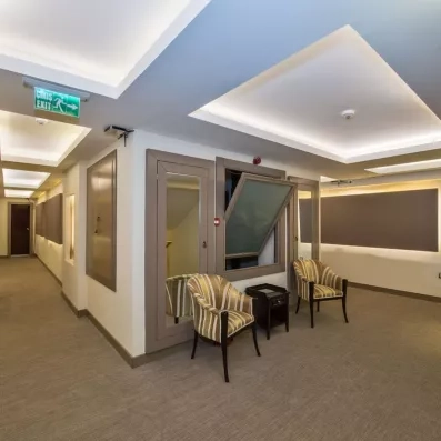 couloir de l'hôtel avec des fauteuils