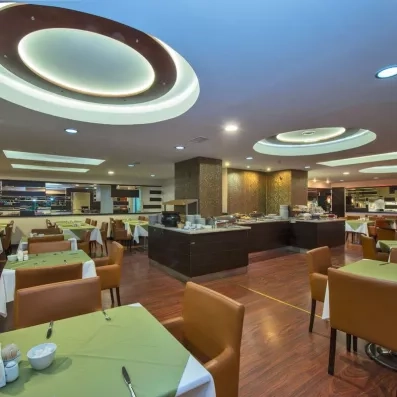 grande salle de restaurant