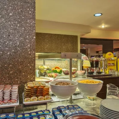 vue du buffet servis sur un comptoir