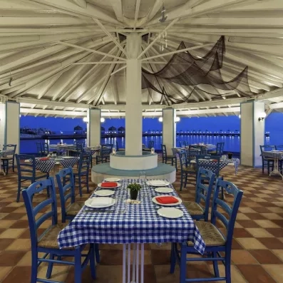 Un restaurant à l'ambiance traditionnelle sous une structure circulaire blanche.