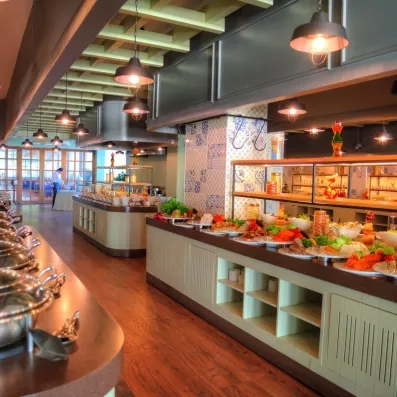 Un buffet généreux et coloré présenté sur de longs comptoirs élégants.